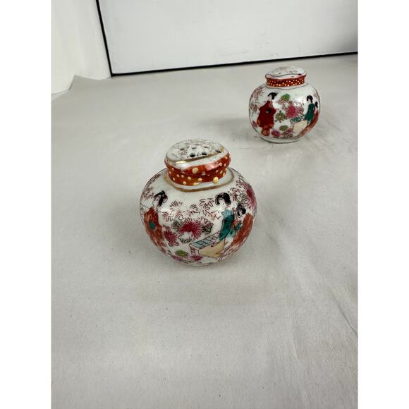 Japanese Antique China Salt and Pepper Shakers Round 1921-1941 - Picture 2 of 10
